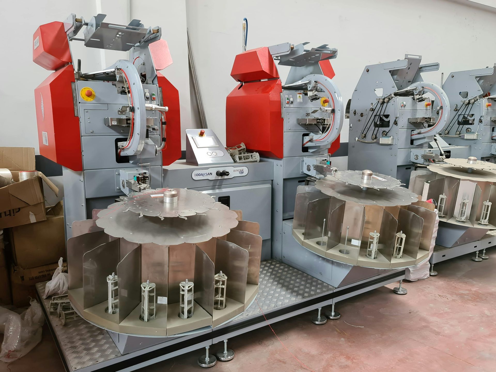 Moderne Industriemaschinen mit fortschrittlicher Technologie im Fabrikbetrieb.