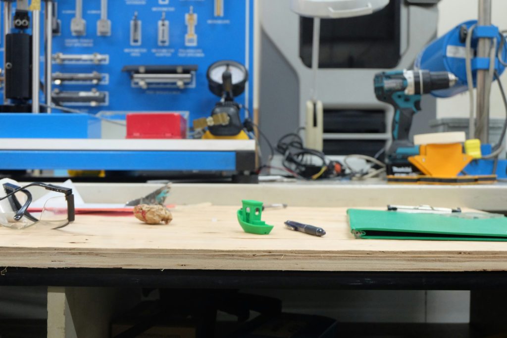 Eine Brille liegt auf einem Holztisch.